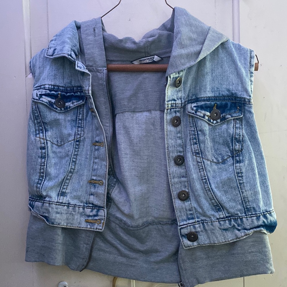 CUTE!! Jean Jacket with gray zip up